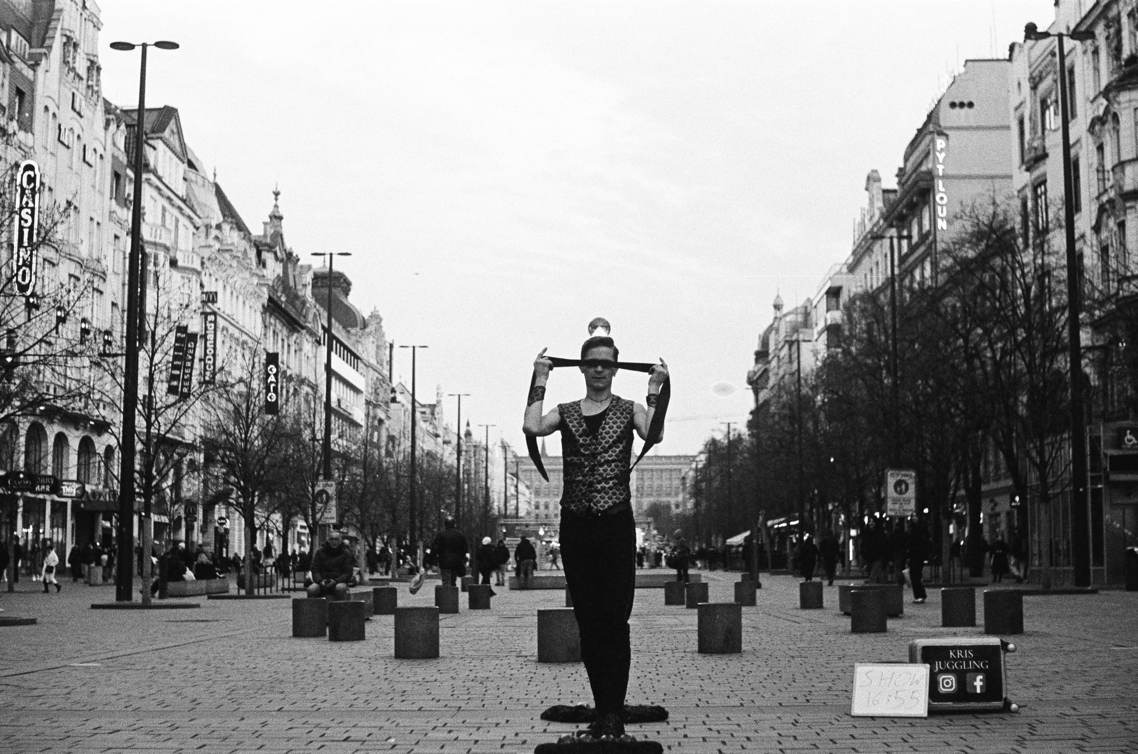 Nádherný head balancing na Václaváku, na túto fotku som dlho trpezlivo číhal.